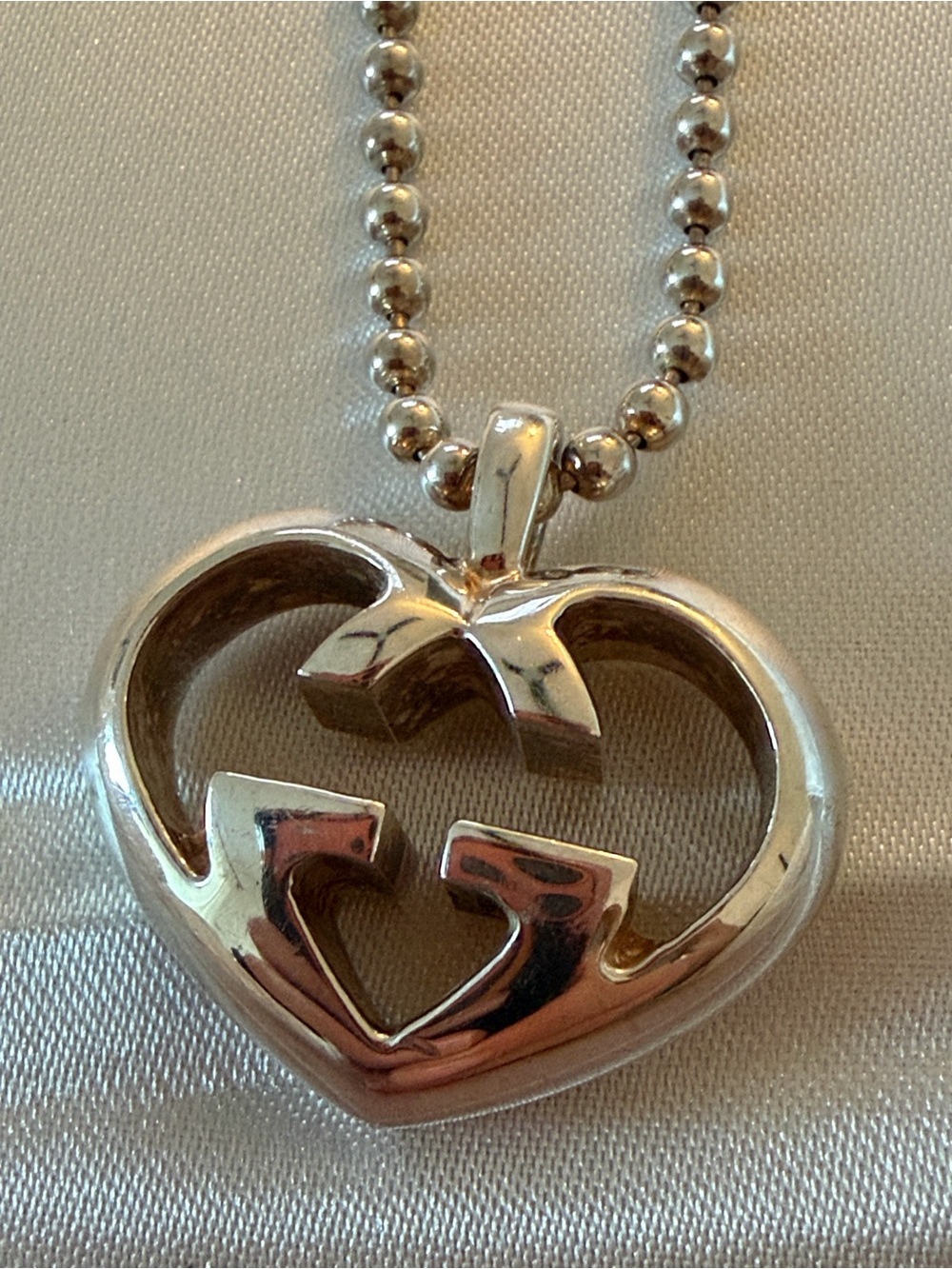 GUCCI Sterling Silver Beaded Heart Logo Pendant - Picture 2 of 13